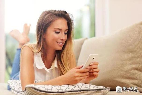 9分钟满电与永久免费的“秘密花园”：比亚迪闪充时代，为什么我反而迷上了一款“残缺”的友聊？